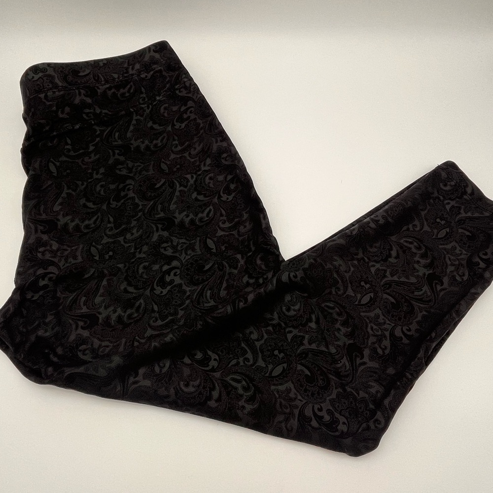 Women with Control Black Paisley Floral Capri cropped leggings size Large
